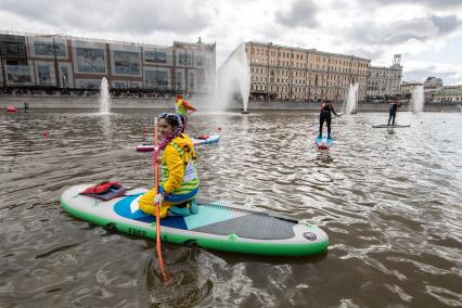 Москва. Участники фестиваля SUP-серфинга `Московская акватория` в водоотводном канале Москва-реки.