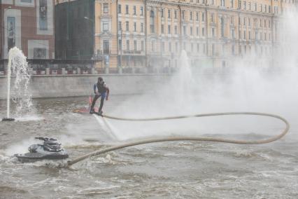 Москва. Показательные выступления флайбордистов на фестивале `Московская акватория` в водоотводном канале Москва-реки.