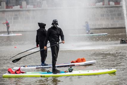 Москва. Участники фестиваля  SUP-серфинга `Московская акватория` в водоотводном канале Москва-реки.