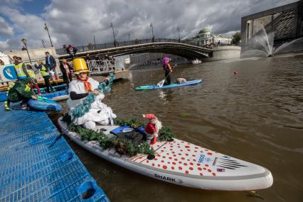 Москва. Участники фестиваля SUP-серфинга `Московская акватория` в водоотводном канале Москва-реки.