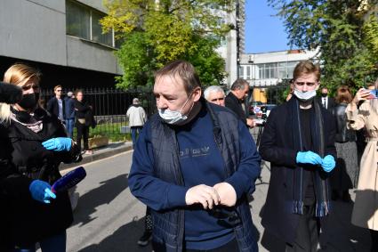 Москва. Актер Александр Семчев  (в центре) перед церемонией прощания с актером, режиссером Михаилом Борисовым на Большой сцене Театрального института имени Б. Щукина.