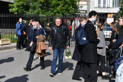 Москва.  Актер Юрий Нифонтов  (в центре) перед церемонией прощания с актером, режиссером Михаилом Борисовым на Большой сцене Театрального института имени Б. Щукина.