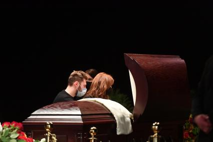 Москва. Сын Михаила Борисова Вениамин и дочь Мария во время церемонии прощания с актером и режиссером Михаилом Борисовым на Большой сцене Театрального института имени Б. Щукина.