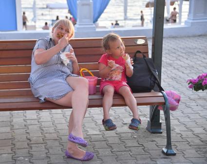 Сочи. Женщина с девочкой на скамейке.