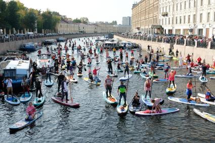 Санкт-Петербург. Заплыв SUP-серферов на реке Мойке в рамках празднования Всемирного дня туризма.