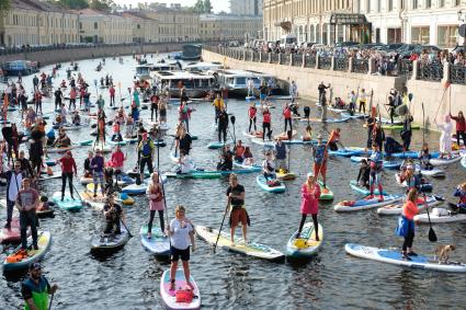 Санкт-Петербург. Заплыв SUP-серферов на реке Мойке в рамках празднования Всемирного дня туризма.