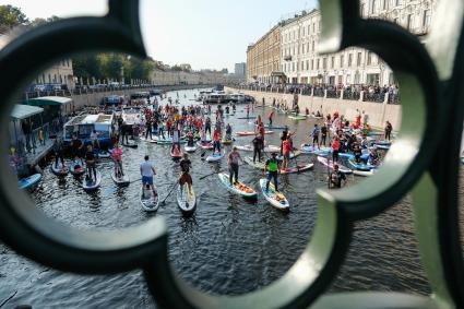 Санкт-Петербург. Заплыв SUP-серферов на реке Мойке в рамках празднования Всемирного дня туризма.