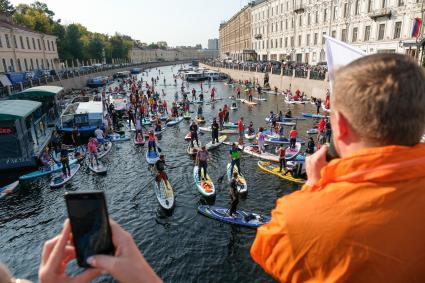 Санкт-Петербург. Заплыв SUP-серферов на реке Мойке в рамках празднования Всемирного дня туризма.