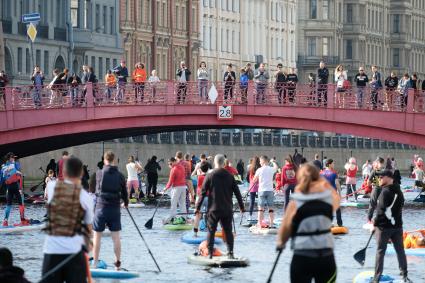 Санкт-Петербург. Заплыв SUP-серферов на реке Мойке в рамках празднования Всемирного дня туризма.