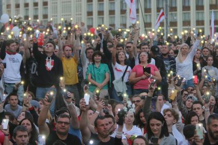 Минск. Митинг против результатов выборов президента Белоруссии на площади Независимости, где расположены здания правительства и ЦИК.