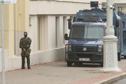 Минск. Колонна военных грузовиков в центре города.  Со дня выборов президента Белоруссии 9 августа в стране прошли митинги несогласных с результатами голосования.