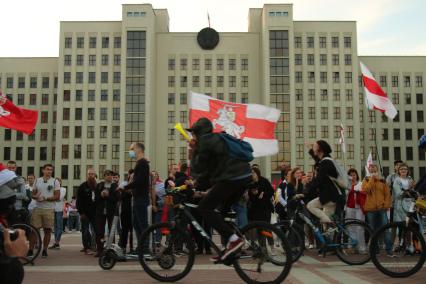 Минск. Митинг против результатов выборов президента Белоруссии на площади Независимости.  Со дня выборов президента Белоруссии 9 августа в стране прошли митинги несогласных с результатами голосования.