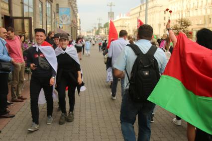 Минск. Сторонники оппозиции (слева) и участники акции в поддержку президента Белоруссии Александра Лукашенко (справа) во время шествия по проспекту Независимости.