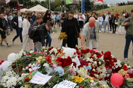 Минск. Люди приносят цветы к стихийному мемориалу на станции метро `Пушкинская`, где погиб участник акции протеста Александр Тарайковский. Со дня выборов президента Белоруссии 9 августа в стране прошли митинги несогласных с результатами голосования.