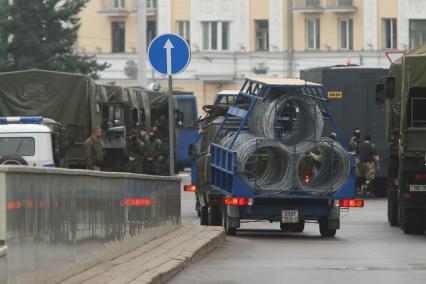 Минск. Колонна военных грузовиков в центре города.  Со дня выборов президента Белоруссии 9 августа в стране прошли митинги несогласных с результатами голосования.