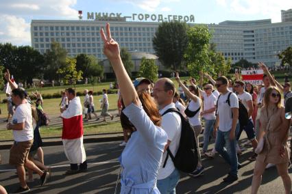 Минск. Массовая акция сторонников оппозиции. Днем Участники акции собрались в центре у стелы `Минск — город-герой` и прошли Маршем свободы до площади.  Со дня выборов президента Белоруссии 9 августа в стране прошли митинги несогласных с результатами голосования.