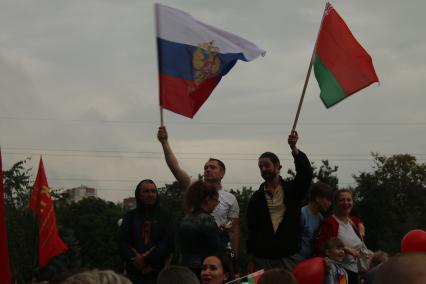 Минск. Люди держат флаги России и Белоруссии во время митинга в поддержку президента Белоруссии Александра Лукашенко.