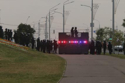 Минск. Сотрудники правоохранительных органов во время митинга против результатов выборов президента Белоруссии.  Со дня выборов президента Белоруссии 9 августа в стране прошли митинги несогласных с результатами голосования.