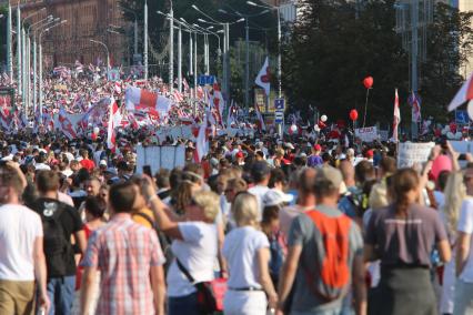 Минск. Массовая акция сторонников оппозиции. Днем Участники акции собрались в центре у стелы `Минск — город-герой` и прошли Маршем свободы до площади.  Со дня выборов президента Белоруссии 9 августа в стране прошли митинги несогласных с результатами голосования.