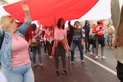 Минск. Участники митинга и шествия против результатов выборов президента Белоруссии.  Со дня выборов президента Белоруссии 9 августа в стране прошли митинги несогласных с результатами голосования.