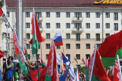 Минск. Люди держат флаги Белорусси и флаг России во время митинга в поддержку президента Белоруссии Александра Лукашенко на площади Независимости.