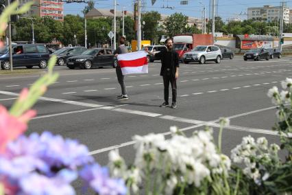 Минск. Протестующие держат флаг Белорусской Народной Республики у стихийного мемориала на станции метро `Пушкинская`, где погиб участник акции протеста Александр Тарайковский. Со дня выборов президента Белоруссии 9 августа в стране прошли митинги несогласных с результатами голосования.