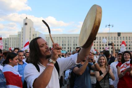 Минск. Массовая акция сторонников оппозиции на площади Незаивисимости. Со дня выборов президента Белоруссии 9 августа в стране прошли митинги несогласных с результатами голосования.