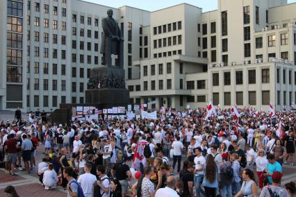 Минск. Массовая акция сторонников оппозиции на площади Незаивисимости. Со дня выборов президента Белоруссии 9 августа в стране прошли митинги несогласных с результатами голосования.