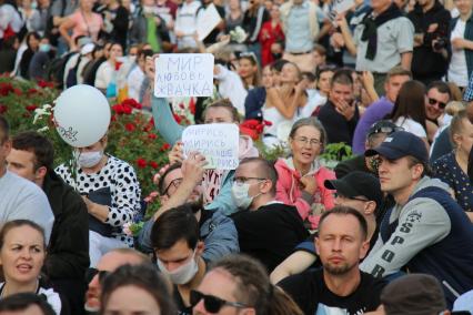 Минск. Протестующие держат плакаты `Мир. Любовь. Жвачка`, `Мирись, мирись и больше не дерись` на площади Независимости, где проходит митинг против результатов выборов президента Белоруссии. На площади расположены здания правительства и ЦИК.