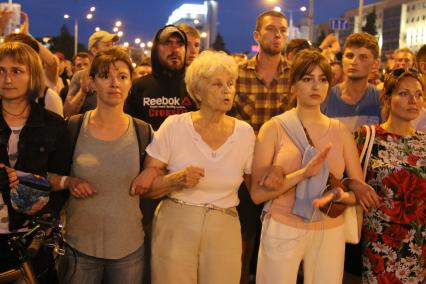 Минск. Митингующие выстроились живой цепью во время акции протеста против результатов выборов президента Белоруссии. Со дня выборов президента Белоруссии 9 августа в стране прошли митинги несогласных с результатами голосования.