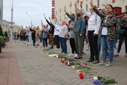 Минск. Участники акции в поддержку задержанных и пострадавших во время протестов. Со дня выборов президента Белоруссии 9 августа в стране прошли митинги несогласных с результатами голосования.