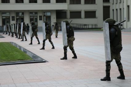 Минск. Сотрудникам ОМОНа на площади Независимости, где проходит митинг против результатов выборов президента Белоруссии. На площади расположены здание правительства и ЦИК.