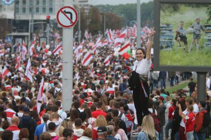 Минск. Участники митинга и шествия против результатов выборов президента Белоруссии.  Со дня выборов президента Белоруссии 9 августа в стране прошли митинги несогласных с результатами голосования.