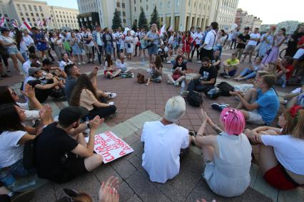 Минск. Массовая акция сторонников оппозиции на площади Незаивисимости. Со дня выборов президента Белоруссии 9 августа в стране прошли митинги несогласных с результатами голосования.