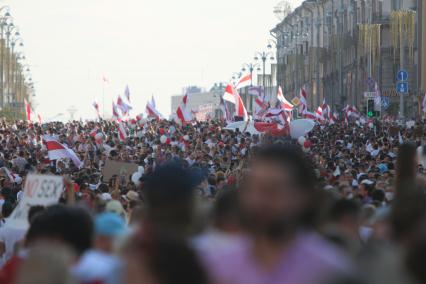 Минск. Массовая акция сторонников оппозиции. Днем Участники акции собрались в центре у стелы `Минск — город-герой` и прошли Маршем свободы до площади.  Со дня выборов президента Белоруссии 9 августа в стране прошли митинги несогласных с результатами голосования.