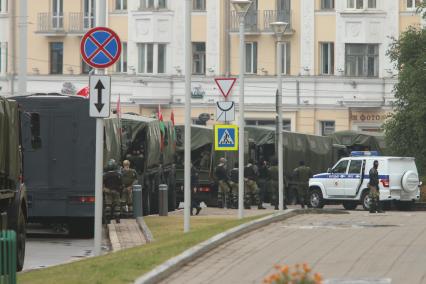 Минск. Колонна военных грузовиков в центре города.  Со дня выборов президента Белоруссии 9 августа в стране прошли митинги несогласных с результатами голосования.