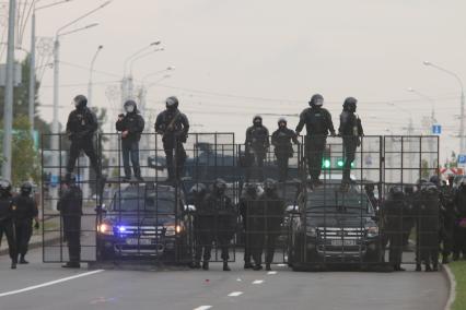 Минск. Сотрудники правоохранительных органов во время митинга против результатов выборов президента Белоруссии.  Со дня выборов президента Белоруссии 9 августа в стране прошли митинги несогласных с результатами голосования.