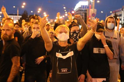 Минск. Митингующие выстроились живой цепью во время акции протеста против результатов выборов президента Белоруссии. Со дня выборов президента Белоруссии 9 августа в стране прошли митинги несогласных с результатами голосования.