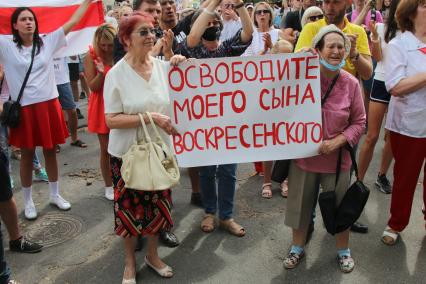 Минск. Женщины держат плакат `Освободите моего сына Воскресенского` во время митинга против результатов выборов президента Белоруссии . Со дня выборов президента Белоруссии 9 августа в стране прошли митинги несогласных с результатами голосования.