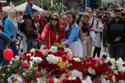 Минск. Люди приносят цветы к стихийному мемориалу на станции метро `Пушкинская`, где погиб участник акции протеста Александр Тарайковский. Со дня выборов президента Белоруссии 9 августа в стране прошли митинги несогласных с результатами голосования.