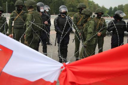 Минск. Сотрудники правоохранительных органов во время митинга против результатов выборов президента Белоруссии.  Со дня выборов президента Белоруссии 9 августа в стране прошли митинги несогласных с результатами голосования.