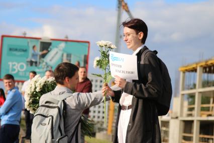 Минск. Мужчина раздает цветы митингующим в поддержку задержанных и пострадавших во время протестов. Со дня выборов президента Белоруссии 9 августа в стране прошли митинги несогласных с результатами голосования.