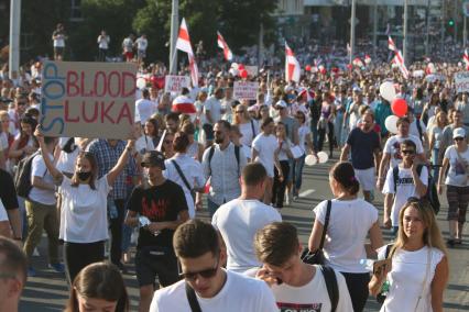 Минск. Девушка держит плакат `Stop blood luka` во время массовой акции сторонников оппозиции. Днем Участники акции собрались в центре у стелы `Минск — город-герой` и прошли Маршем свободы до площади.  Со дня выборов президента Белоруссии 9 августа в стране прошли митинги несогласных с результатами голосования.