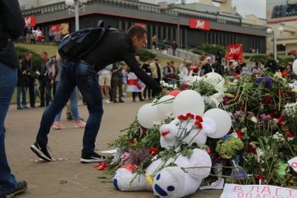 Минск. Люди приносят цветы к стихийному мемориалу на станции метро `Пушкинская`, где погиб участник акции протеста Александр Тарайковский. Со дня выборов президента Белоруссии 9 августа в стране прошли митинги несогласных с результатами голосования.