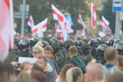 Минск. Сотрудники правоохранительных органов и участники митинга и шествия против результатов выборов президента Белоруссии.  Со дня выборов президента Белоруссии 9 августа в стране прошли митинги несогласных с результатами голосования.