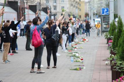 Минск. Участники акции в поддержку задержанных и пострадавших во время протестов. Со дня выборов президента Белоруссии 9 августа в стране прошли митинги несогласных с результатами голосования.