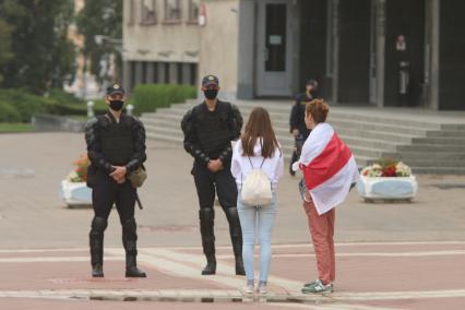 Минск. Сотрудники правоохранительных органов и участники митинга против результатов выборов президента Белоруссии.  Со дня выборов президента Белоруссии 9 августа в стране прошли митинги несогласных с результатами голосования.