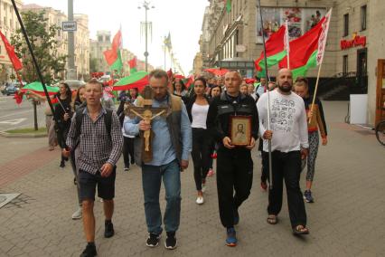 Минск. Участники акции в поддержку президента Белоруссии Александра Лукашенко с иконами и флагами Республики Беларусь во время шествия по проспекту Независимости.