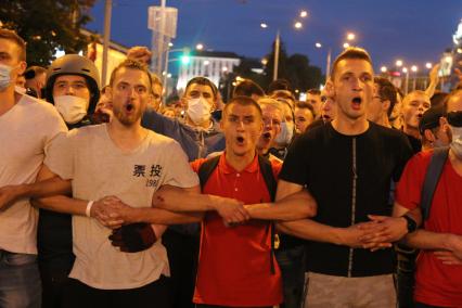 Минск. Митингующие выстроились живой цепью во время акции протеста против результатов выборов президента Белоруссии. Со дня выборов президента Белоруссии 9 августа в стране прошли митинги несогласных с результатами голосования.