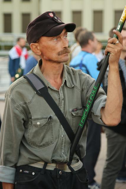 Минск. Участник митинга против результатов выборов президента Белоруссии на площади Независимости.  Со дня выборов президента Белоруссии 9 августа в стране прошли митинги несогласных с результатами голосования.